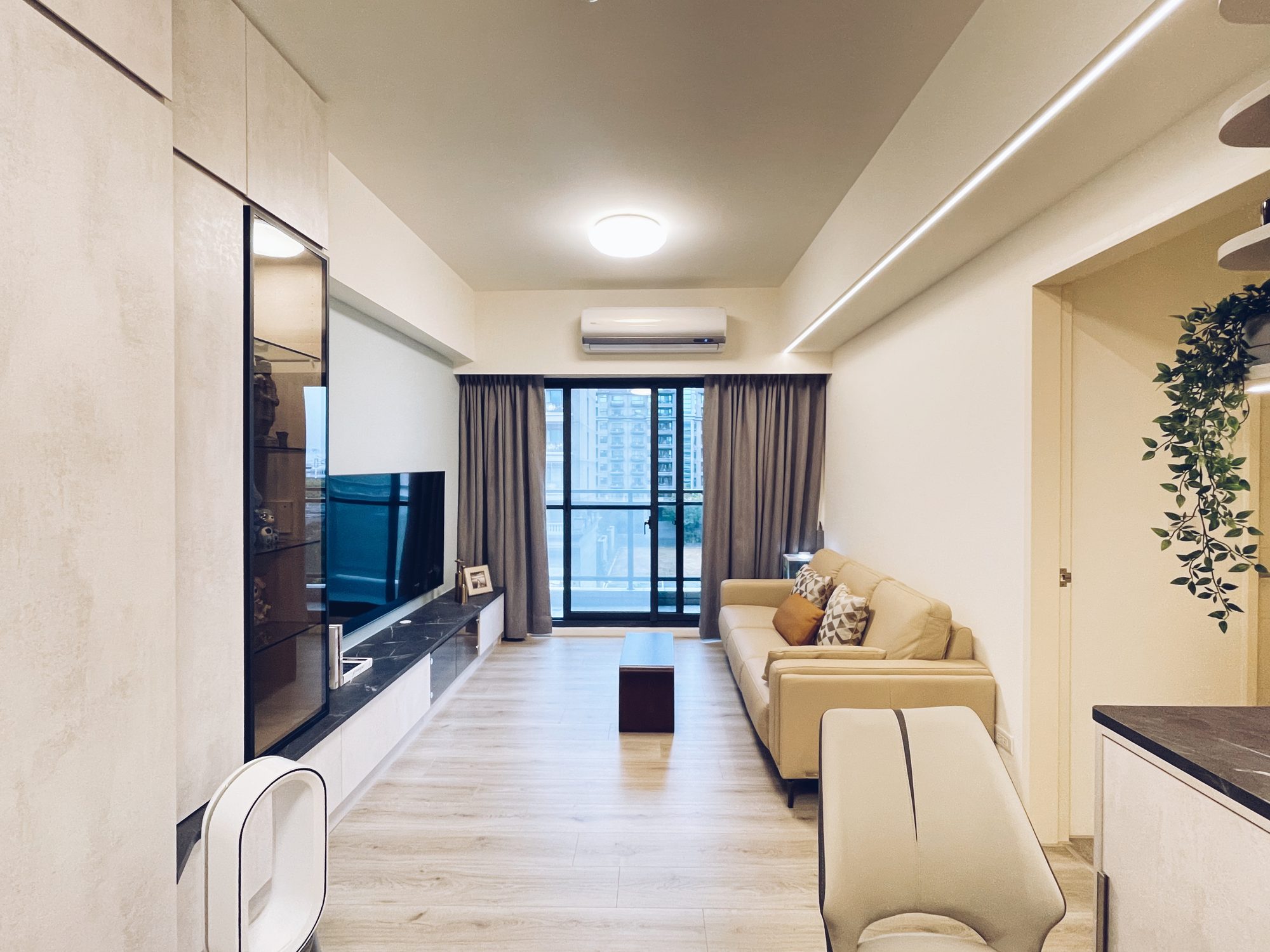 中壢24坪新成屋｜現代質感線型光帶與石紋餐邊櫃 實景照片 1